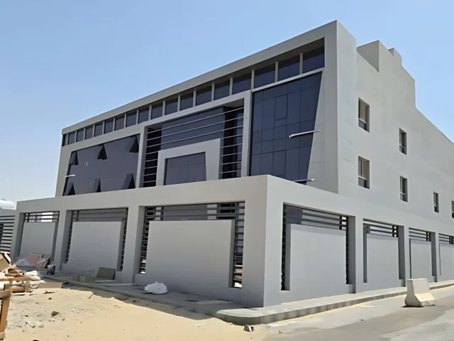 مبنى تجاري — واجهة زجاجية ثلاثة طوابق 2