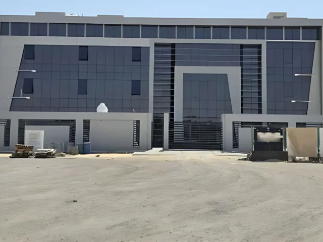 مبنى تجاري — واجهة زجاجية ثلاثة طوابق 5